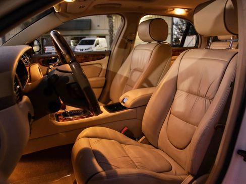 Used 2004 Jaguar XJ8 image 23