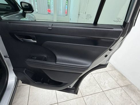 Used 2020 Toyota Highlander XLE AWD/4WD image 19