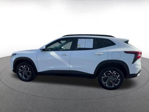 Used 2025 Chevrolet Trax LT w/ LT Convenience Package FWD image 9