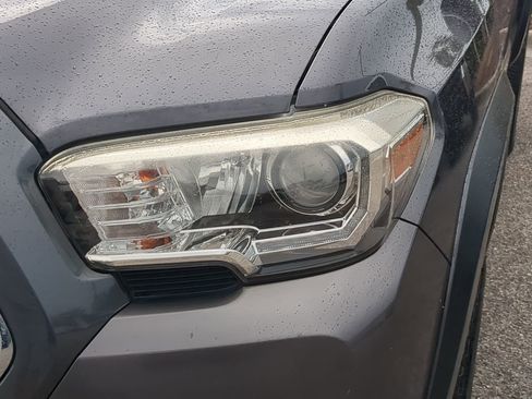 Used 2018 Toyota Tacoma TRD Off-Road image 10