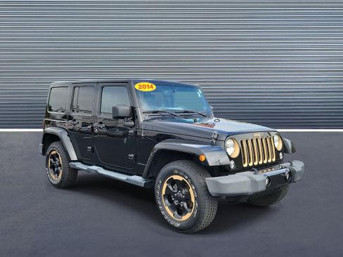 Used 2014 Jeep Wrangler Unlimited Sahara image 2