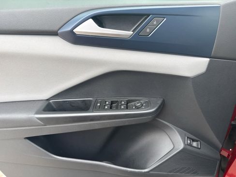Certified 2022 Volkswagen Taos SE FWD image 17