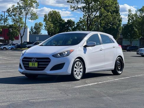 Used 2016 Hyundai Elantra GT FWD image 1