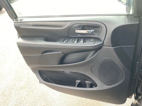 Used 2016 Dodge Grand Caravan SE image 17