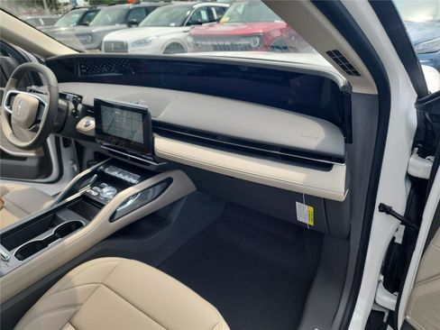 New 2025 Lincoln Nautilus Premier image 25