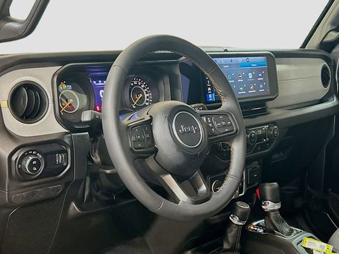 Used 2024 Jeep Gladiator Sport AWD/4WD image 7
