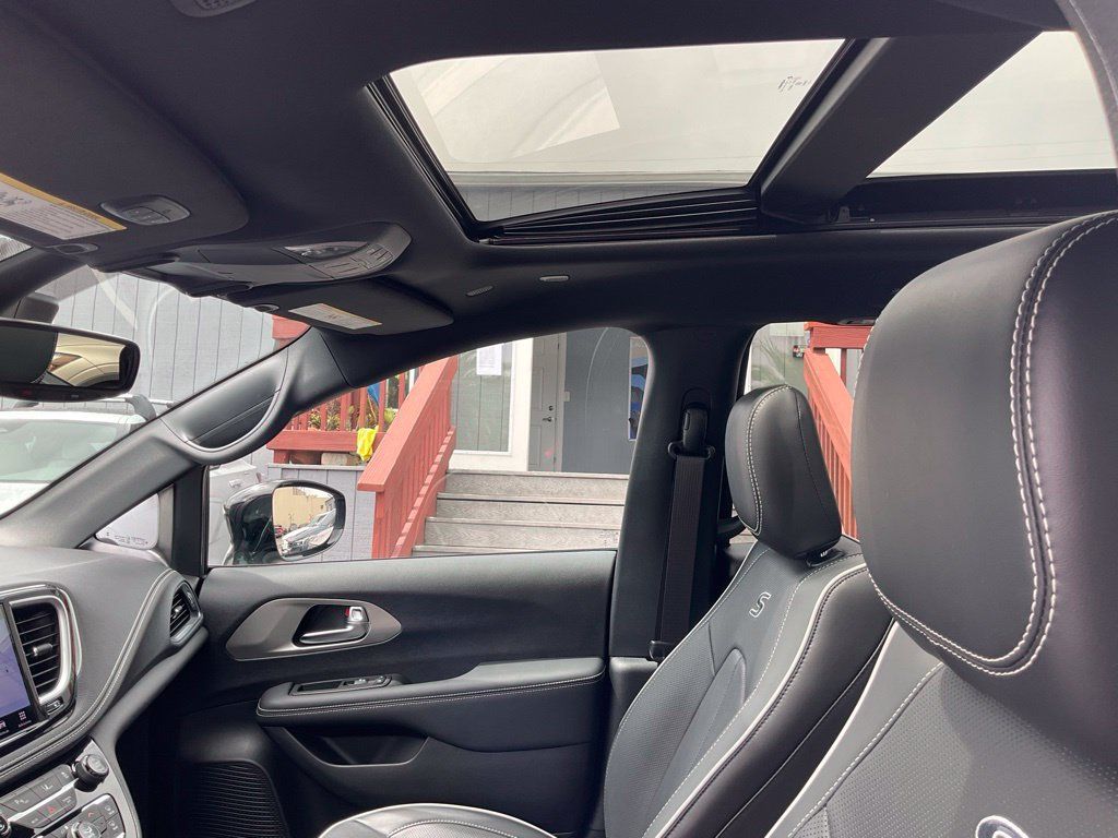 Used 2023 Chrysler Pacifica Limited w/ S Appearance Package FWD image 19
