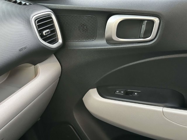 Used 2024 Hyundai Venue SEL FWD image 31