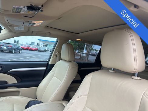 Used 2019 Toyota Highlander XLE AWD/4WD image 4