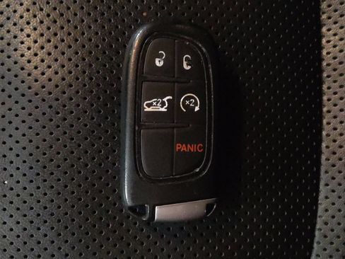 Used 2019 Jeep Cherokee Limited image 32