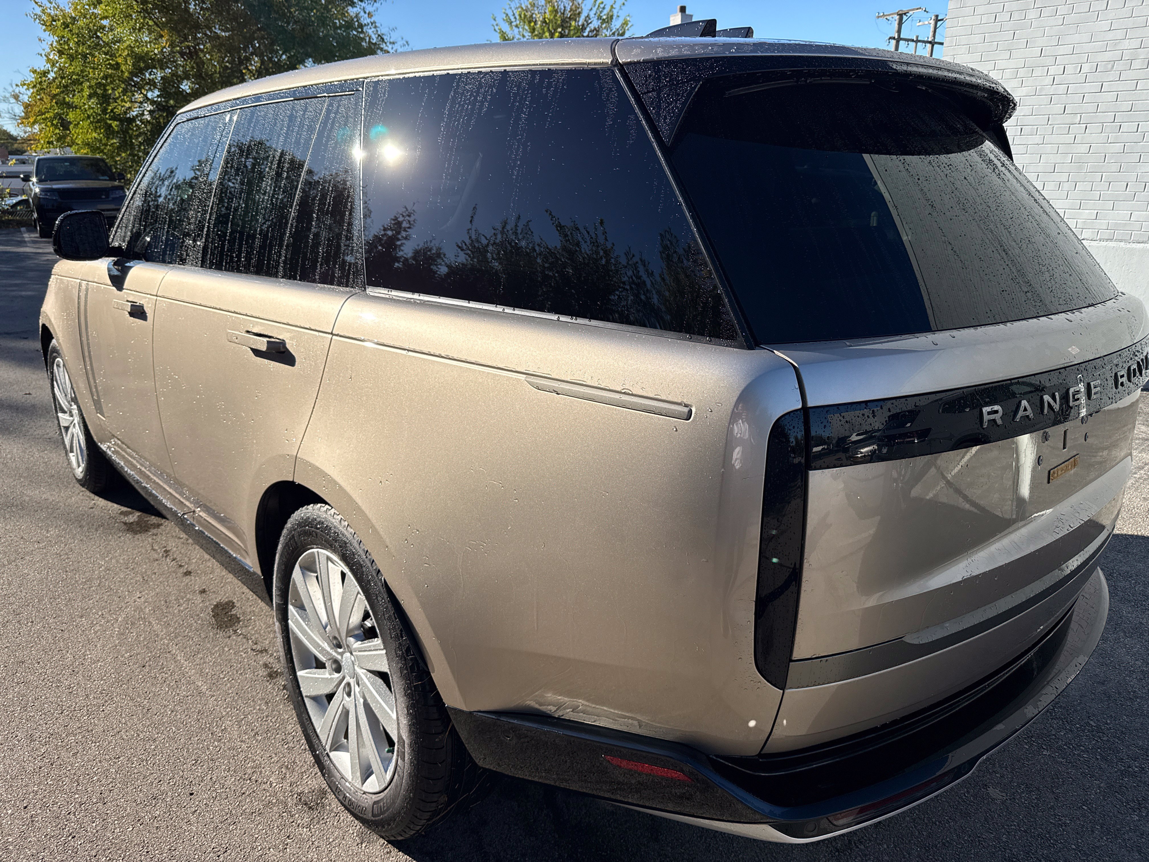 Used 2024 Land Rover Range Rover SE AWD/4WD image 3