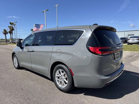 Used 2023 Chrysler Pacifica Touring-L FWD image 7
