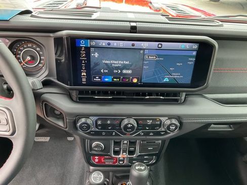 Used 2024 Jeep Wrangler Unlimited Rubicon w/ Technology Group AWD/4WD image 13
