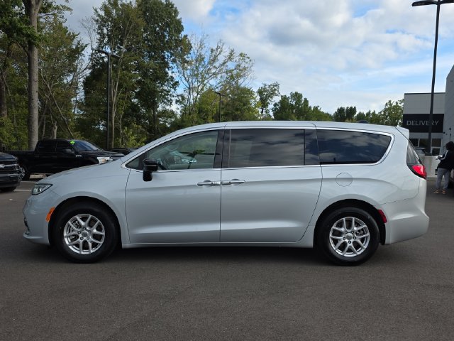 Used 2024 Chrysler Pacifica Touring-L FWD image 6