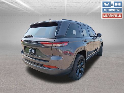Used 2023 Jeep Grand Cherokee Altitude AWD/4WD image 6