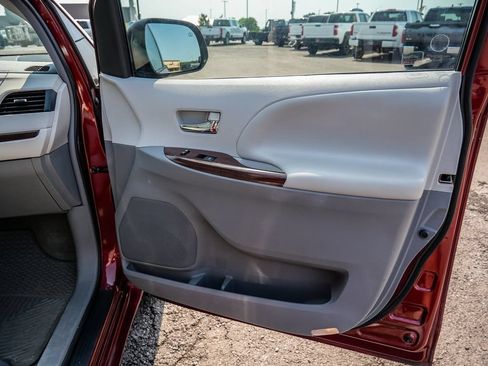 Used 2012 Toyota Sienna XLE FWD image 22