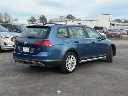 Used 2017 Volkswagen Golf Alltrack S image 3