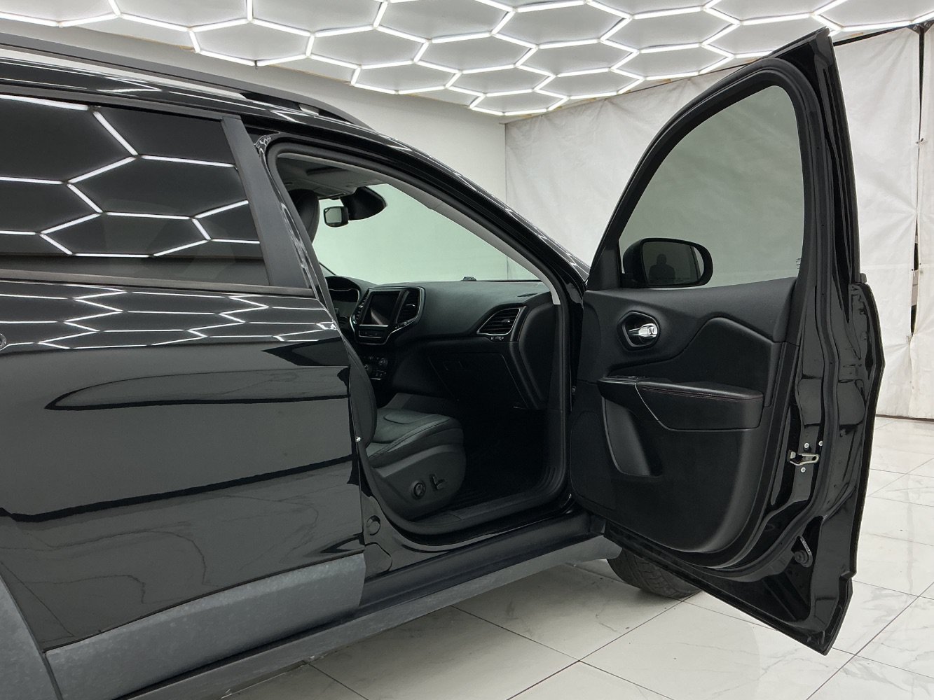 Used 2021 Jeep Cherokee Trailhawk w/ Premium Leather Package AWD/4WD image 17