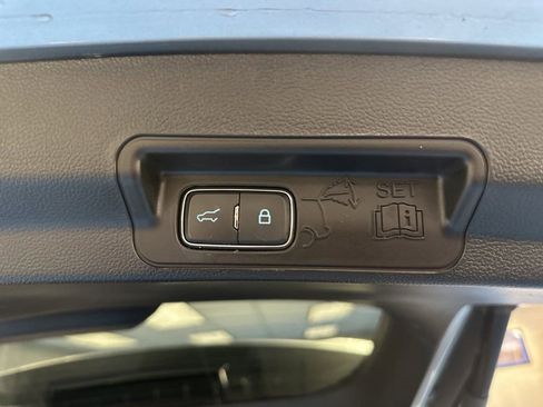 Used 2023 Ford Explorer Limited image 9