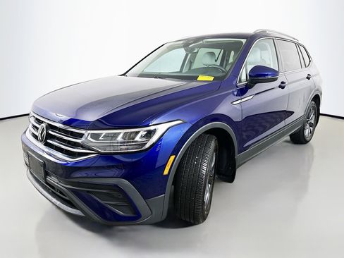 Used 2022 Volkswagen Tiguan SE w/ Panoramic Sunroof Package image 3
