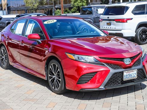 Used 2018 Toyota Camry SE image 3