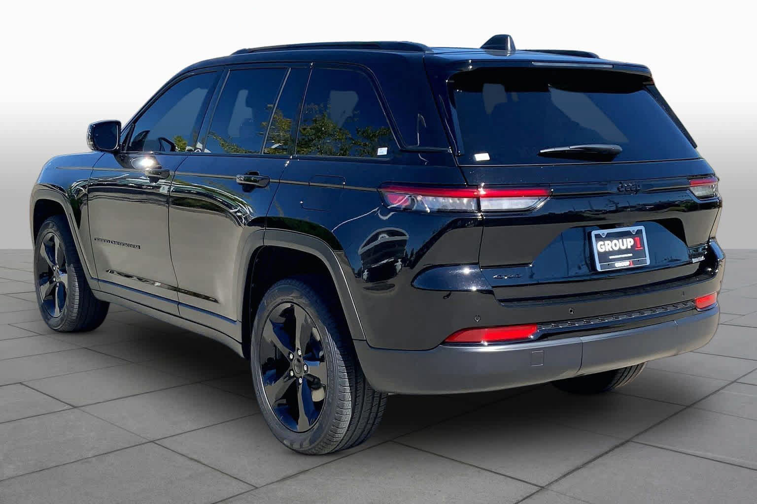 Used 2024 Jeep Grand Cherokee Limited w/ Black Appearance Package AWD/4WD image 11