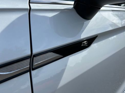 Used 2022 Volkswagen Tiguan SEL R-Line image 31