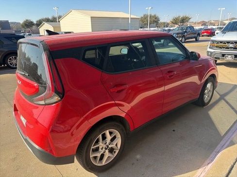 Used 2023 Kia Soul LX w/ LX Technology Package image 4