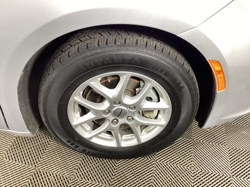 Used 2023 Chrysler Pacifica Touring-L FWD image 7