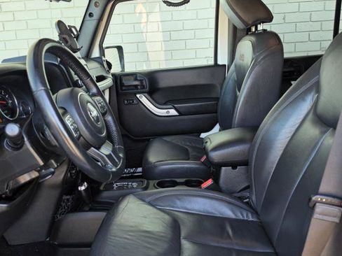 Used 2017 Jeep Wrangler Unlimited Sahara w/ Dual Top Group AWD/4WD image 9