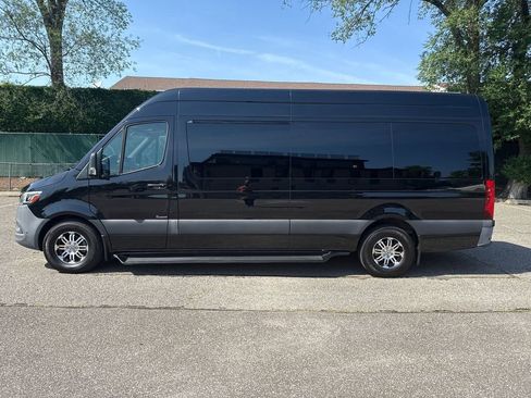 Used 2021 Mercedes-Benz Sprinter 2500 w/ Windows All Around Package image 4