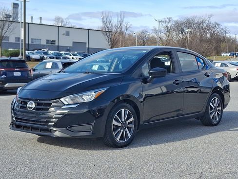 Used 2023 Nissan Versa SV image 3