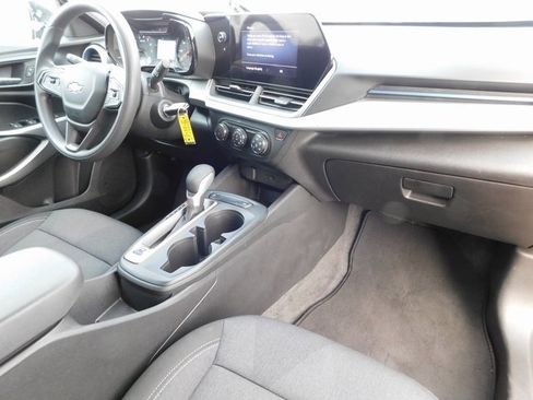 Used 2025 Chevrolet Trax LS image 17