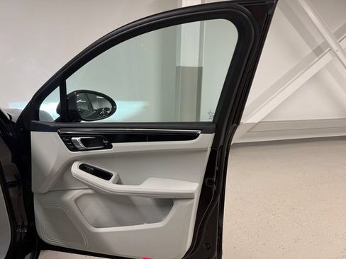 Certified 2026 Porsche Macan AWD/4WD image 33