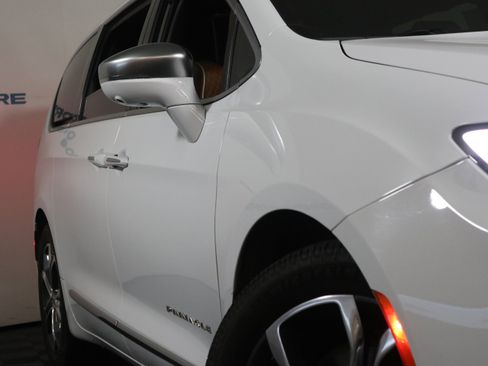 Used 2024 Chrysler Pacifica Pinnacle w/ Trailer Tow Group image 3