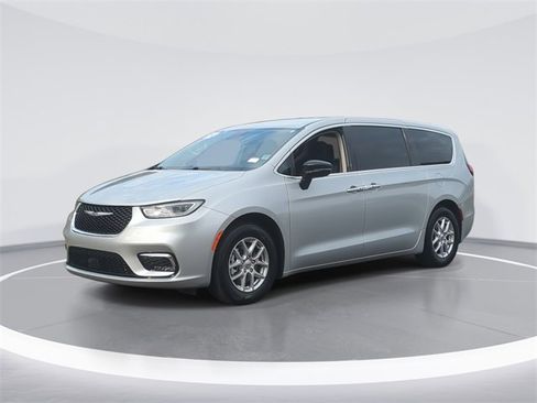 Used 2024 Chrysler Pacifica Touring-L image 1