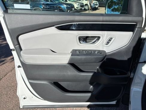 Certified 2025 Honda Pilot Touring image 7