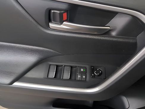 Used 2020 Toyota RAV4 XLE Premium image 8