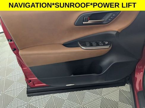 Used 2025 Toyota Crown Signia w/ Advanced Technology Package image 10