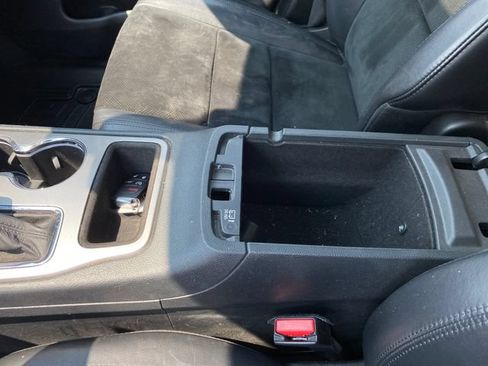 Used 2018 Jeep Grand Cherokee Altitude AWD/4WD image 15