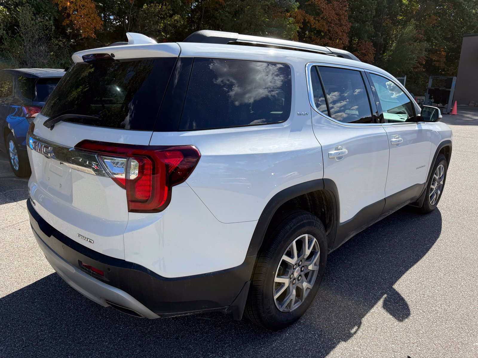 Used 2020 GMC Acadia SLT w/ Driver Alert Package II AWD/4WD image 2