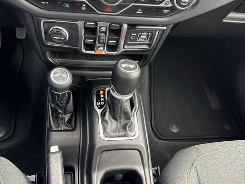 Used 2025 Jeep Wrangler Unlimited Sahara AWD/4WD image 24