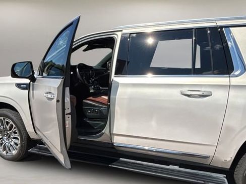 Used 2023 GMC Yukon XL Denali Ultimate image 11