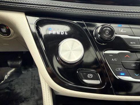 Used 2023 Chrysler Pacifica Limited FWD image 45