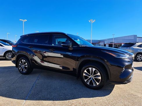 Used 2021 Toyota Highlander XLE image 3