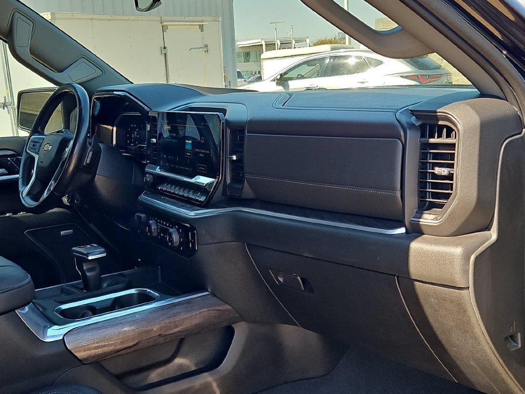 Used 2022 Chevrolet Silverado 1500 LTZ w/ LTZ Convenience Package II AWD/4WD image 30