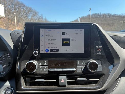 Used 2025 Toyota Highlander LE FWD image 17