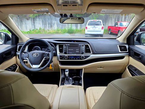 Used 2016 Toyota Highlander LE AWD/4WD image 16