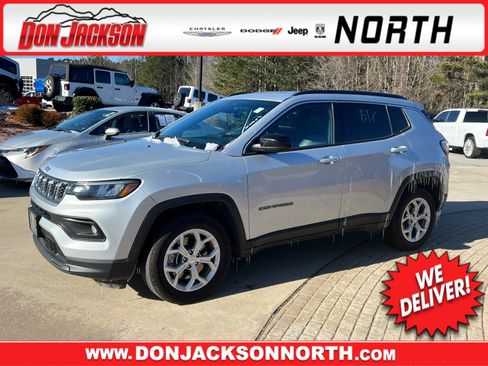 Used 2024 Jeep Compass Latitude image 1