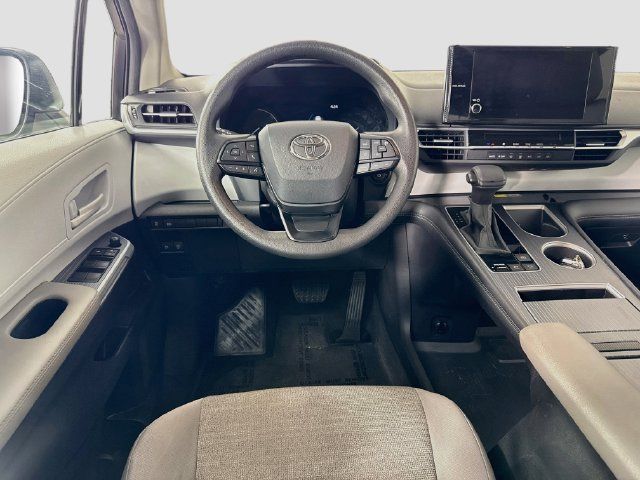 Used 2025 Toyota Sienna LE w/ LE Plus Package FWD image 23